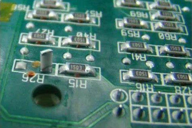 PCB焊接中的立碑問題：成因分析與工藝優化